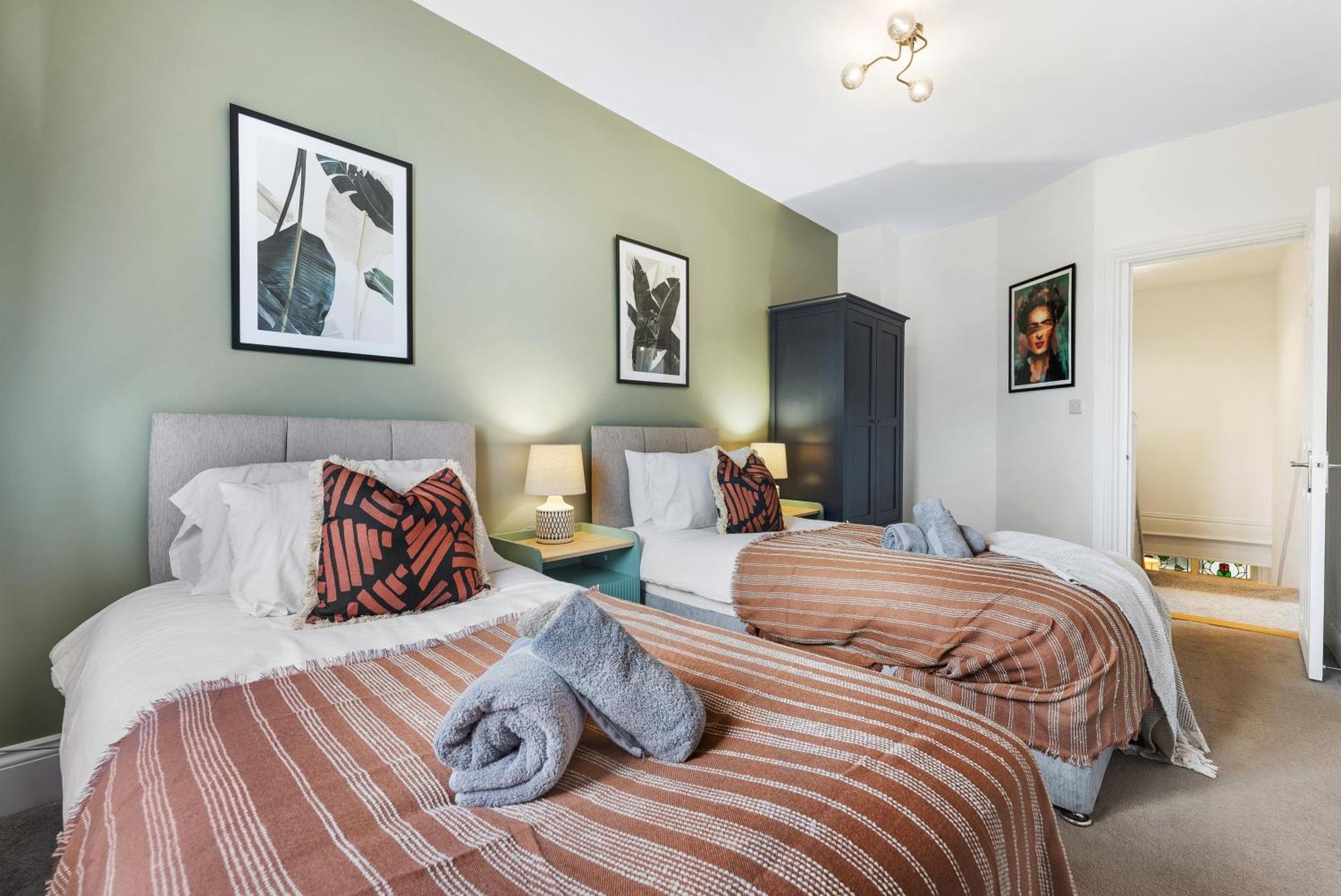 Long Term And Summer Special Offer! 5-Bedroom Spacious, Stunning Design, Sociable Areas & Cosy House Near South Downs Park, Sleeps 11 With Games Room, Private Parking And Garden- By Blue Puffin Stays Waterlooville Dış mekan fotoğraf