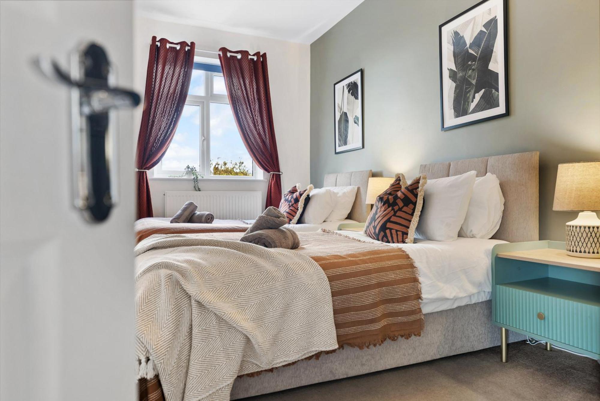 Long Term And Summer Special Offer! 5-Bedroom Spacious, Stunning Design, Sociable Areas & Cosy House Near South Downs Park, Sleeps 11 With Games Room, Private Parking And Garden- By Blue Puffin Stays Waterlooville Dış mekan fotoğraf