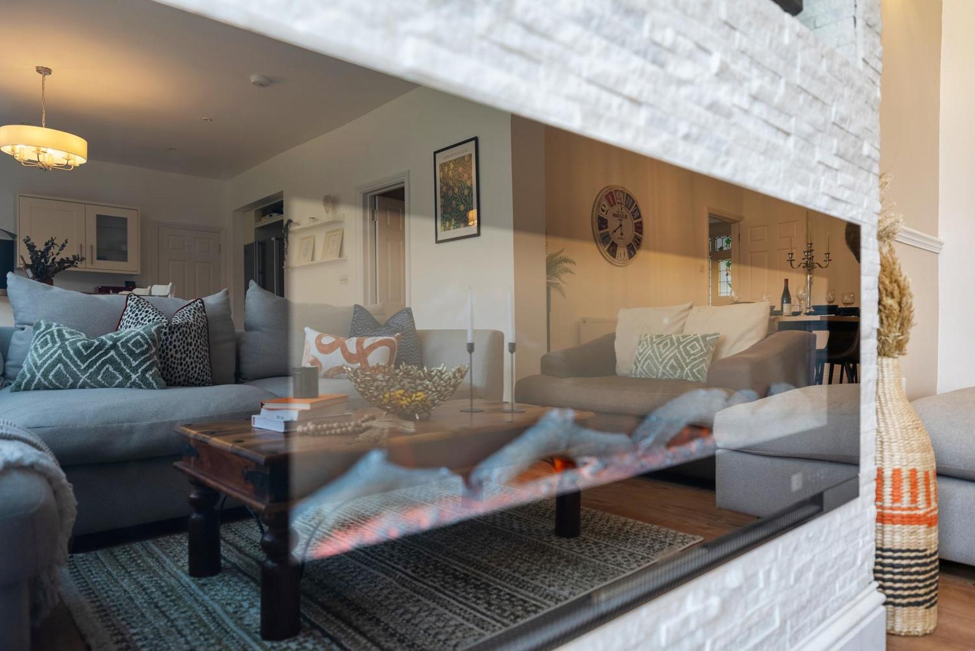 Long Term And Summer Special Offer! 5-Bedroom Spacious, Stunning Design, Sociable Areas & Cosy House Near South Downs Park, Sleeps 11 With Games Room, Private Parking And Garden- By Blue Puffin Stays Waterlooville Dış mekan fotoğraf